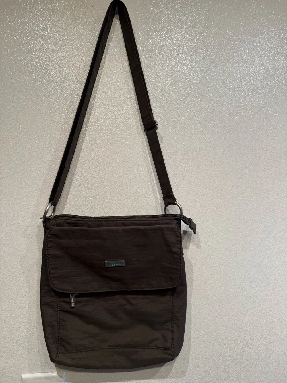 Baggallini Messenger Bag in Taupe
